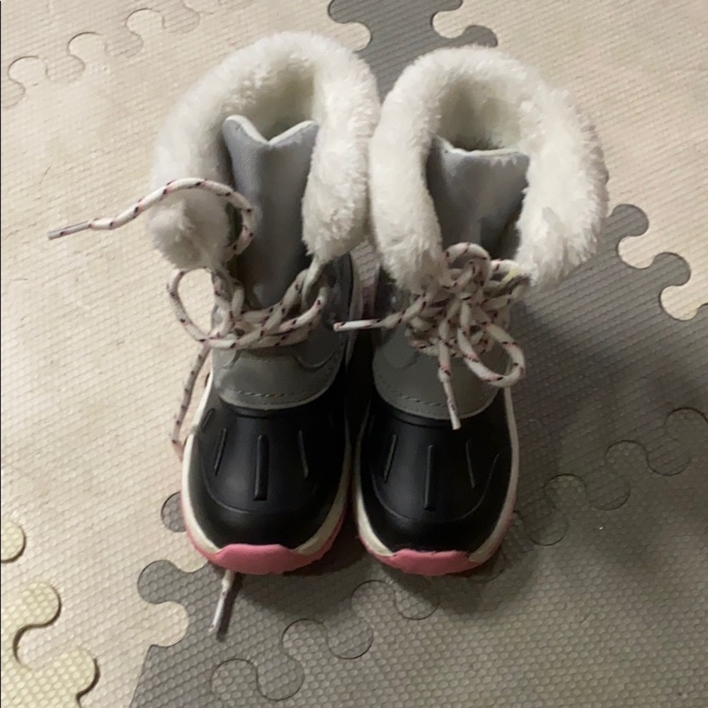 Carter’s snow boots size 8